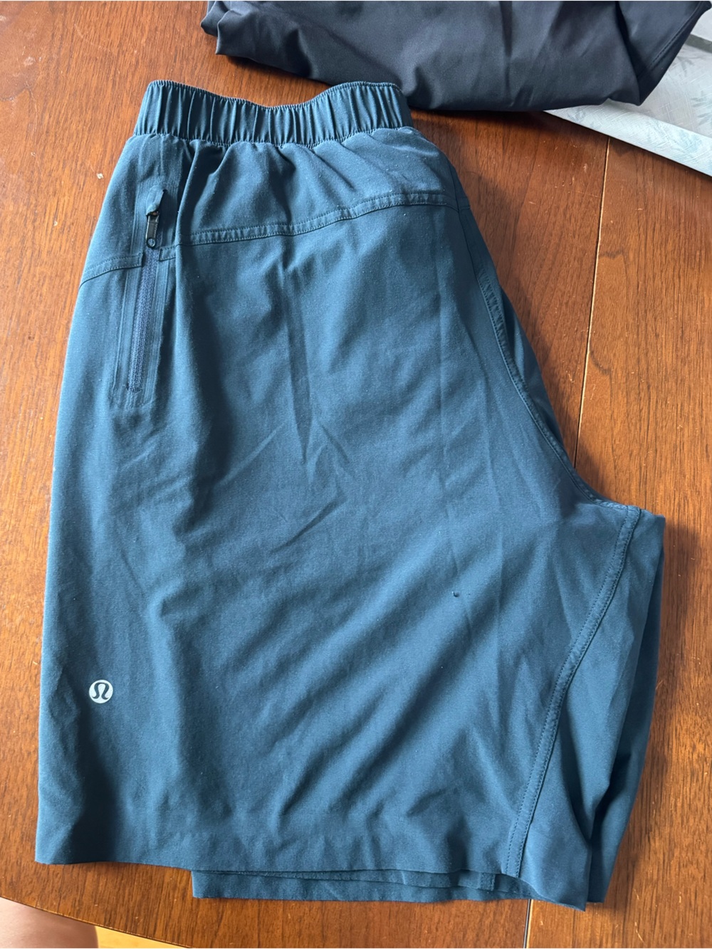 Men’s lululemon lined shorts 9”